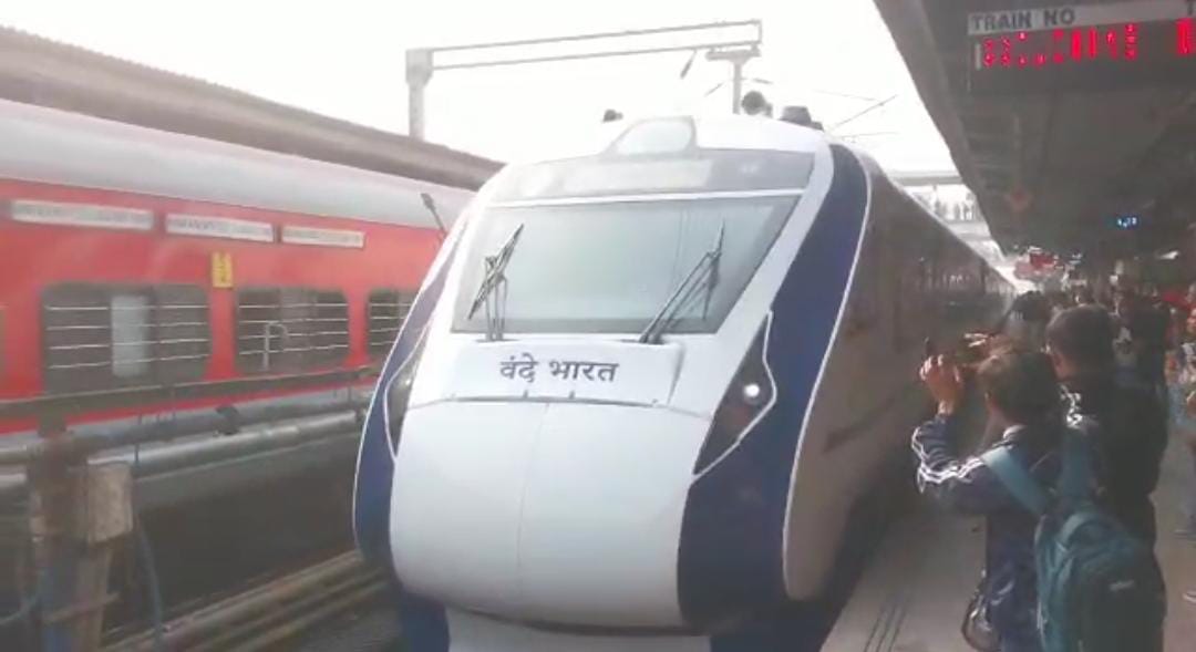 बन्दे भारत एक्सप्रेस ट्रेनको पहिलो ट्रायल रन सफलतापूर्वक सम्पन्न, सोमबार दिउँसो करिब २ बजे नयाँ जलपाईगुडी स्टेशन पुग्यो