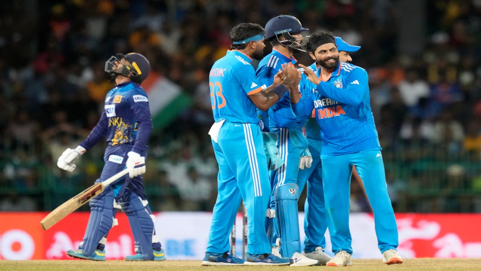 श्रीलंका लाई 302 रनले हराउँदै भारत सेमिफाइनलमा प्रवेश गरेको छ