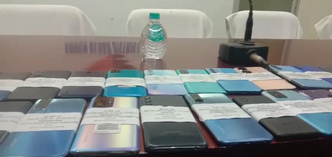 कुचबिहार जिल्ला पुलिसले आज 50 मोबाइलहरू तिनीहरूका मालिकहरूलाई फिर्ता गरेको छ