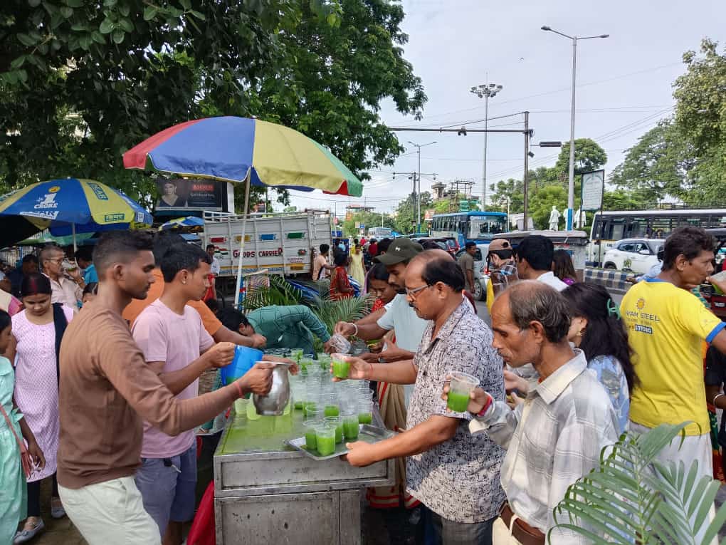 रथयात्रामा सहभागीहरुलाई बिहारी सेवा समितिले जुस, पानी र चकलेट वितरण गरेको थियो ।