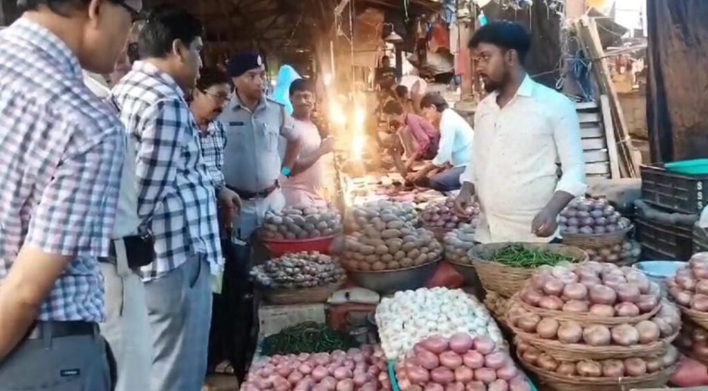 टास्क फोर्स टोलीले कुचबिहारको तरकारी बजारको भ्रमण गरी मूल्यको बारेमा जानकारी लिएको थियो                                                                         