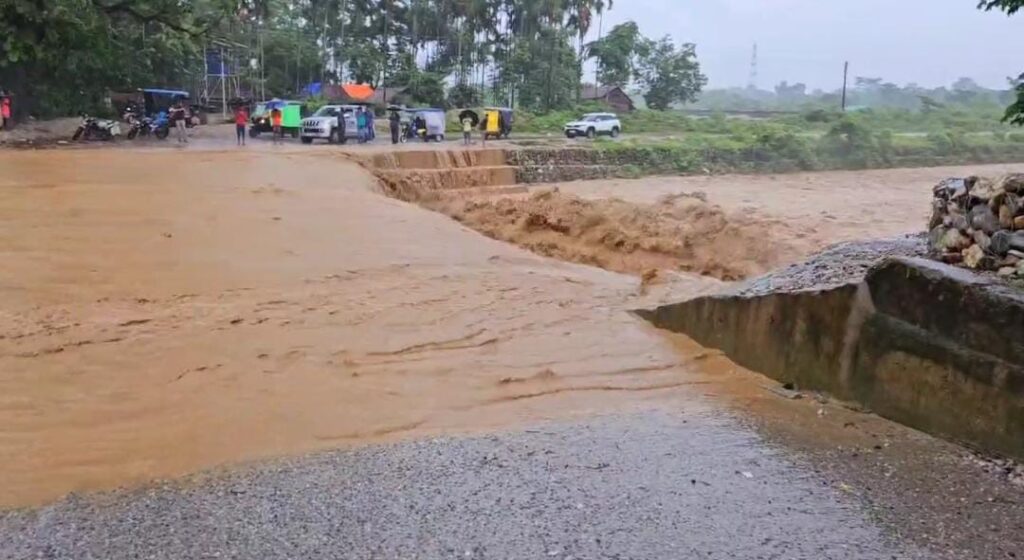 बांगरी नदीको पानीको बहाव बढ्यो, खोलाको पानी सडकमा बग्यो, यातायात ठप्प        