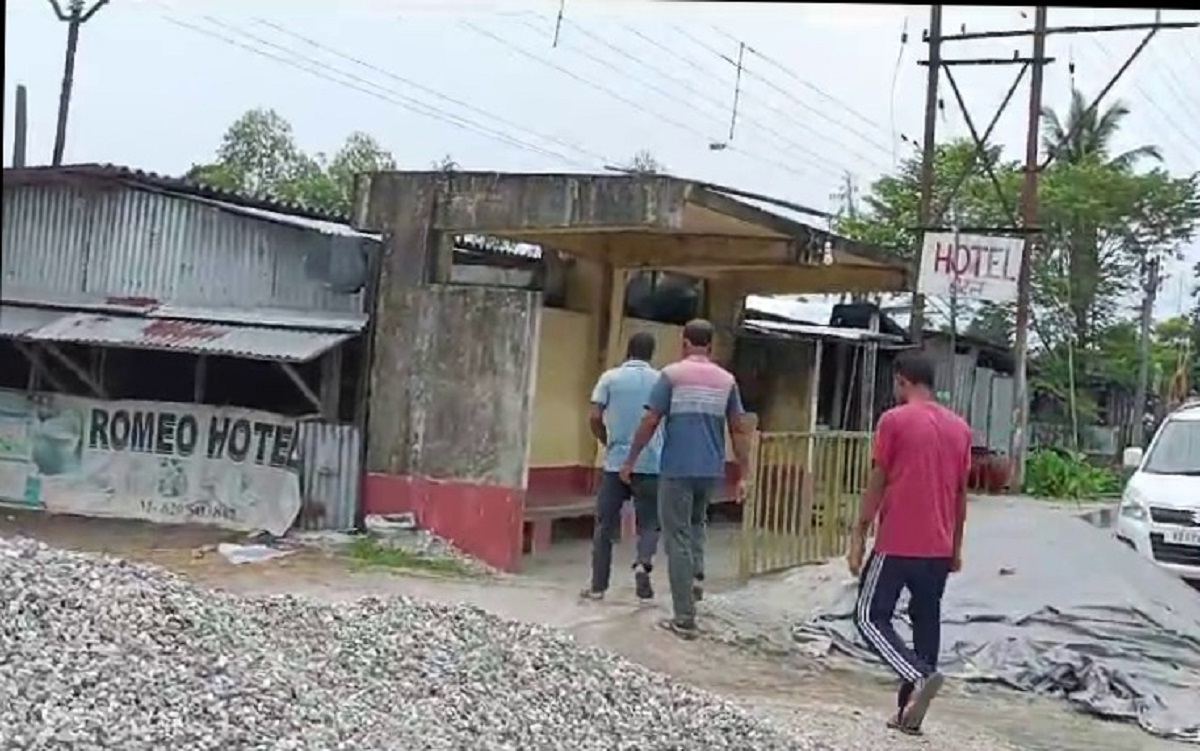 मायागुरी यात्रु प्रतिक्षा कक्ष नजिकै रहेको रेस्टुरेन्ट र बार बन्द गर्न स्थानीयले माग गर्दै युवाको भविष्य बर्बाद भइरहेको बताएका छन्