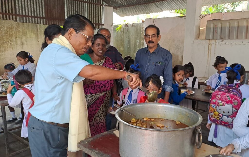 बाल दिवसमा विद्यार्थीहरूको लागि मध्याह्नको खानामा विशेष मेनु