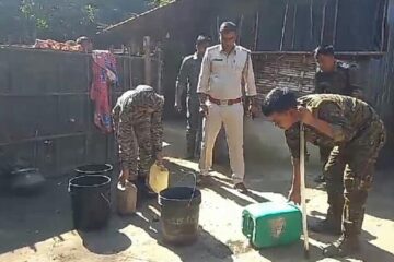 प्रहरीले अवैध देशी मदिराविरुद्ध अभियान थालेको छ  