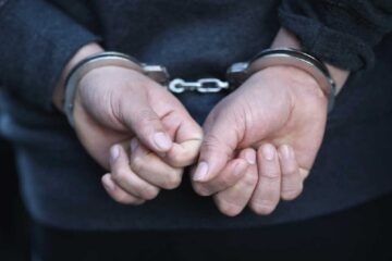 सिलिगुडीमा, मानिसहरूले एक जनालाई बंगलादेशी भएको आशंकामा पक्राउ गरेर प्रहरीलाई बुझाए