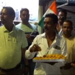 तृणमूल टाउन ब्लकले सेनाको समर्थनमा लड्डु वितरण गर्‍यो