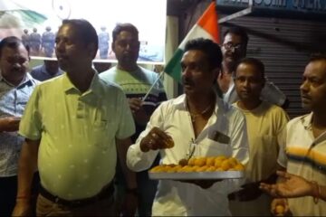 तृणमूल टाउन ब्लकले सेनाको समर्थनमा लड्डु वितरण गर्‍यो