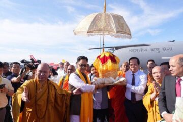 भगवान बुद्धका पवित्र अवशेष भियतनाम ल्याउँदा करोड़ौँ श्रद्धालुहरूद्वारा प्रार्थना