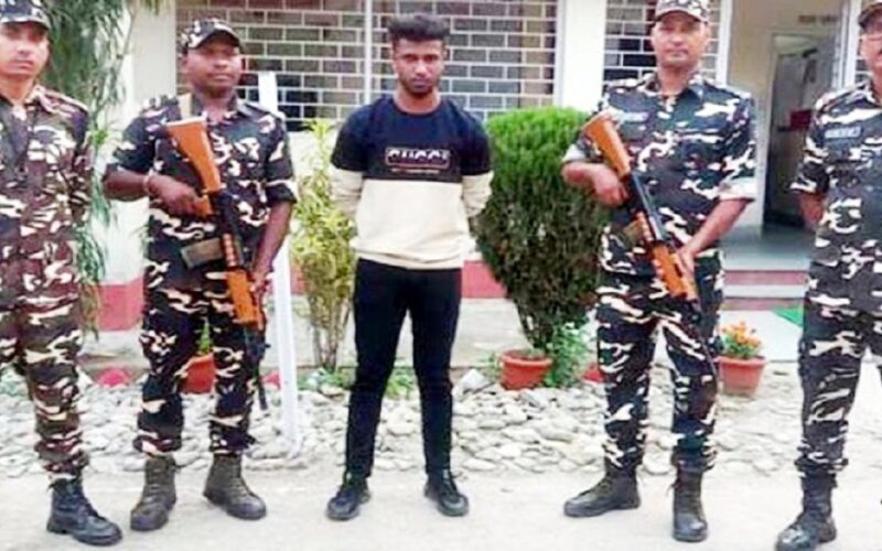 पानी ट्याङ्की सीमाबाट बङ्गलादेशी पक्राउ