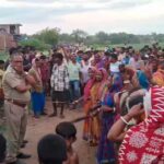मदिरा पसल बन्द गर्न माग गर्दै महिलाहरूले हातमा झाडु लिएर विरोध प्रदर्शन गरे