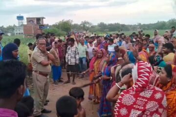 मदिरा पसल बन्द गर्न माग गर्दै महिलाहरूले हातमा झाडु लिएर विरोध प्रदर्शन गरे