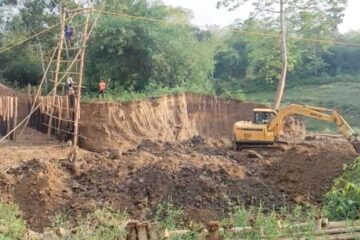 चन्द्रकोणाको भवानीपुर गाउँमा नदी तटबन्ध मर्मत कार्य सुरु   