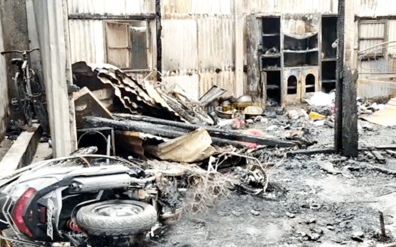 भयानक आगलागी घर र तीनवटा गाड़ी जलेर खरानी