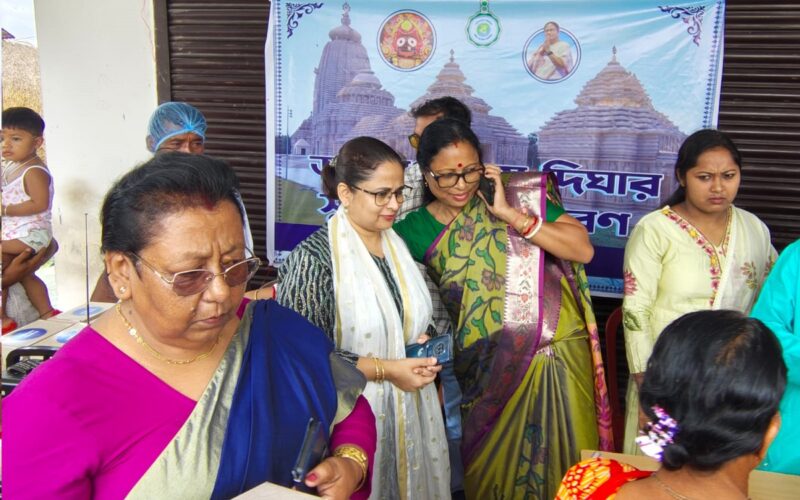 जलपाईगुडीमा भगवान जगन्नाथको प्रसाद वितरण गरिँदै