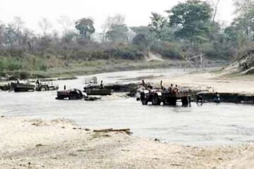 बुढ़ी तोर्षा नदीबाट बालुवा-ढुङ्गाको तस्करी