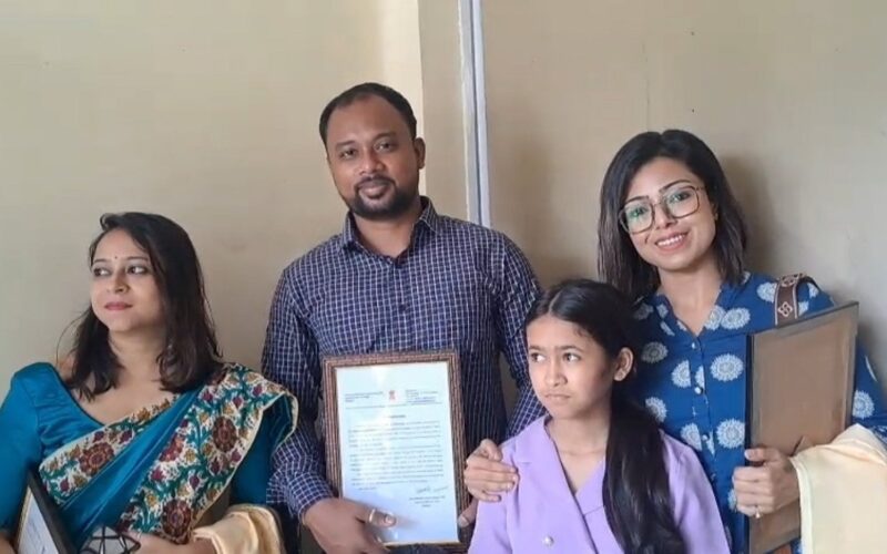 मैनागुडीको एटीएम लुटिएको बारेमा जानकारी दिने परिवारलाई जिल्ला प्रहरीले सम्मान गर्यो