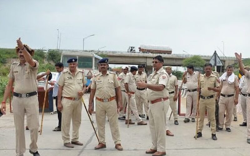 बङ्गला भाषामा कुराकानी गर्दैमा दम्पत्तीसित दुर्व्यवहार