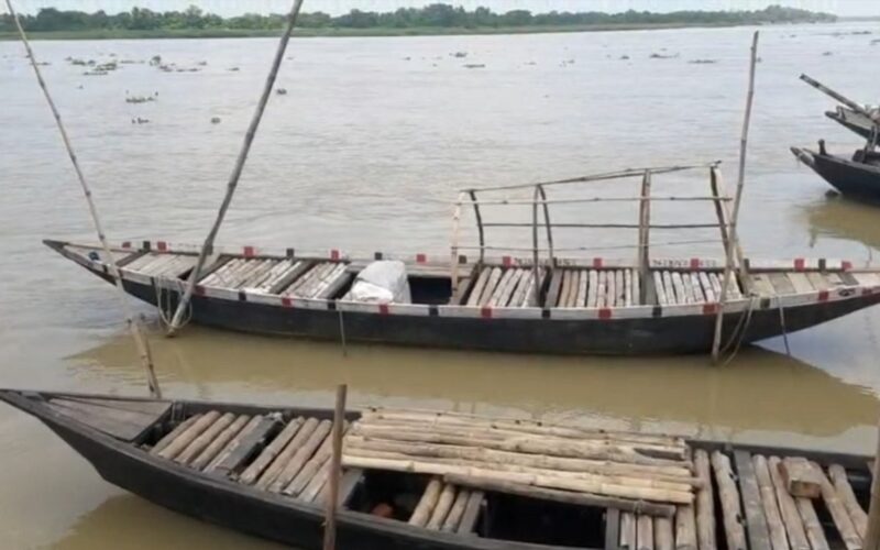 नादियामा माझीहरूको डुङ्गा मर्मत र सुरक्षा कार्य अन्तिम चरणमा