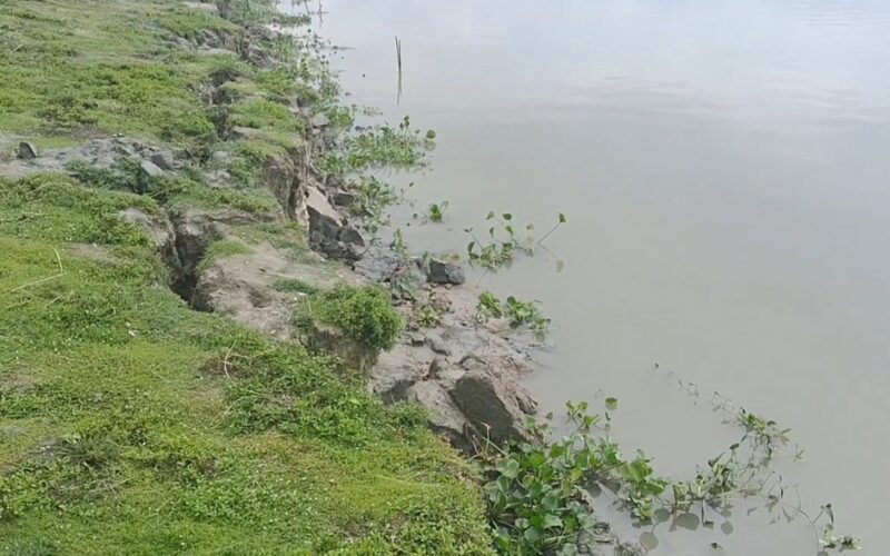 फुलहार नदीको कटानका कारण नदी किनारमा बसोबास गर्ने मानिसहरू त्रसित, प्रशासनसँग तत्काल कारबाहीको माग