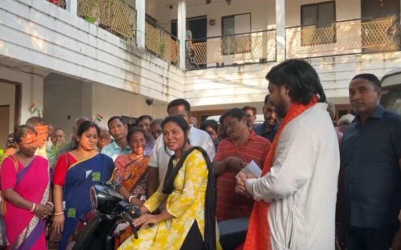 कुचबिहारमा आक्रमणमा परेका भाजपा नेतालाई निशीथ प्रमाणिकले विद्युतीय स्कुटी उपहार दिए