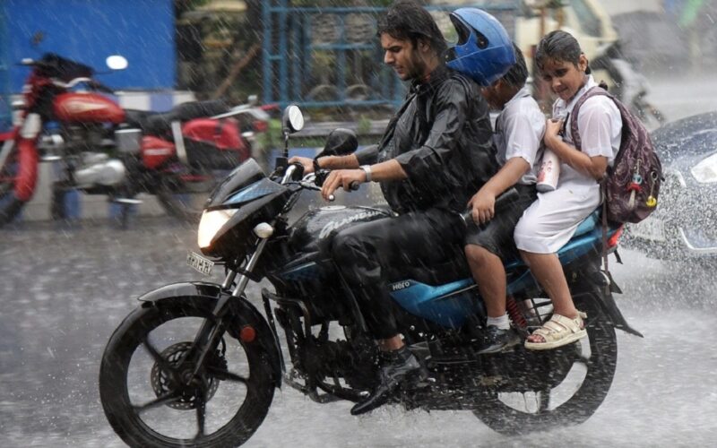 जलपाईगुडीमा गर्मीबाट राहत पाएपछि फेरि गर्मी फर्किएको छ, आम जनतालाई धेरै समस्या भइरहेको छ