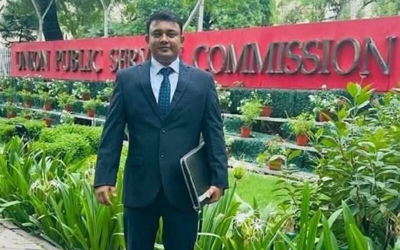 UPSC परीक्षा उत्तीर्ण गरेर मालदा जिल्लाको नाम उजागर गर्ने अभिजित चौधरीलाई उत्तर बंगाल प्रेस क्लबले सम्मान गरेको छ