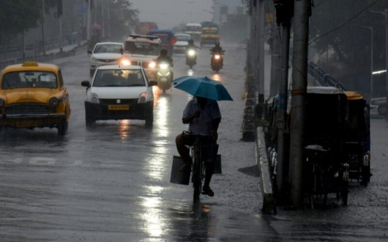 जलपाईगुडीमा भारी वर्षाले सामान्य जनजीवन प्रभावित