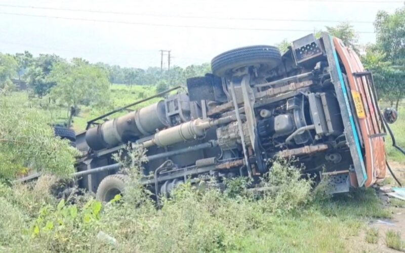 अनियन्त्रित ट्रक खाल्डोमा पल्टियो, चालक घाइते