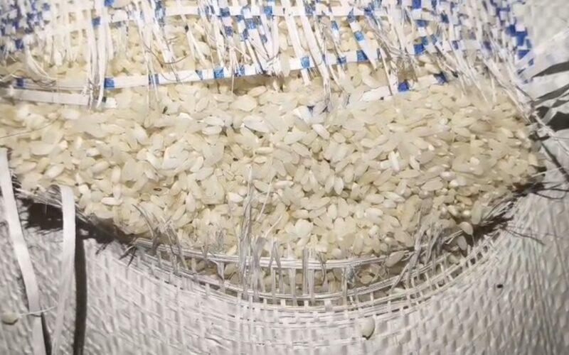 रातको अँध्यारोमा रासन सामान तस्करी भइरहेको थियो, प्रहरीले १७७० किलो चामल र ७८५ किलो पीठो बरामद गरेको छ