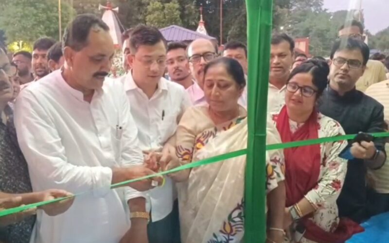 शहीद र्‍यालीको लागि मालदा टाउन रेलवे स्टेशनमा निर्माण गरिएको सहायता केन्द्रको उद्घाटन