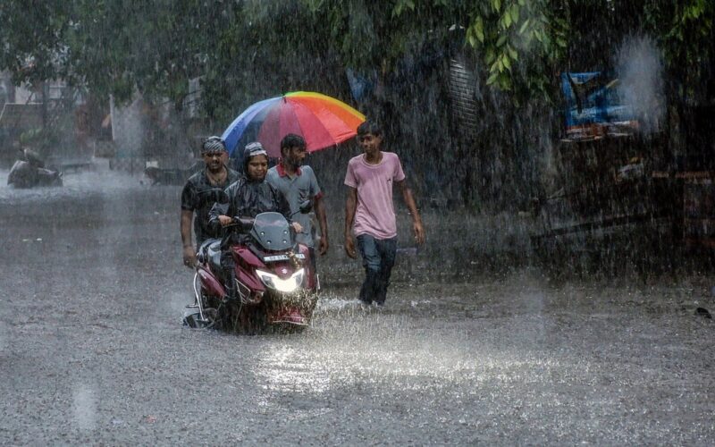 जलपाईगुडीमा भारी वर्षा र चट्याङले सामान्य जनजीवन प्रभावित, टिस्टा नदीमा रेड अलर्ट जारी