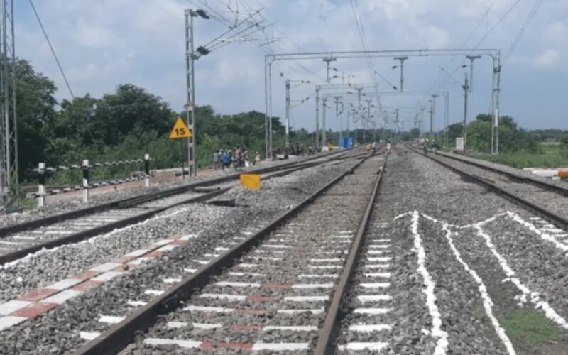 मालदा: रेलवे लाइनमा सफाई अभियान सञ्चालन