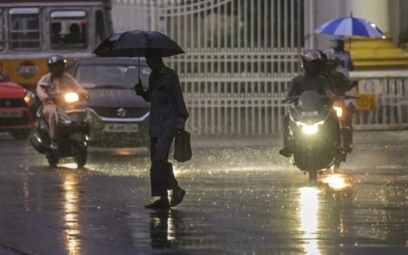 निरन्तर वर्षाले जलपाईगुडी शहरका धेरै क्षेत्रहरू जलमग्न भएका छन्, जनजीवन प्रभावित भएको छ