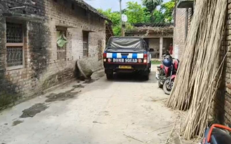 मालदाको सुनसान घरबाट २२ वटा जिउँदो बम बरामद, क्षेत्रमा त्रास