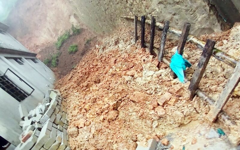 मिरिक पञ्चायत समितिको निर्माणाधीन भवन पैह्रोको चपेटमा