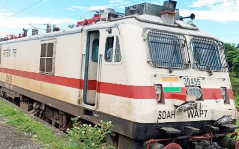 पदातिकको इञ्जिन खराबीले यात्रीहरू समस्यामा