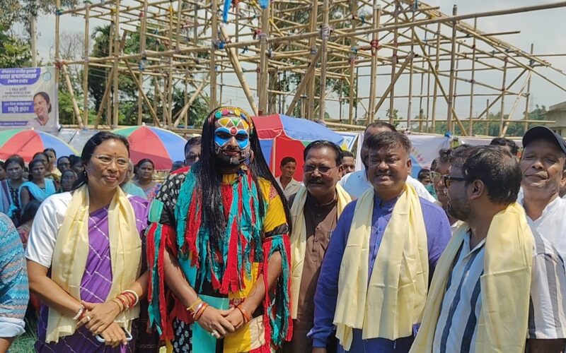 बेलाकोबाको सर्या कालीबारी विद्यालय मैदानमा आयोजित “हमारा इलाका, हमारा समाधान” कार्यक्रममा कृषि बजार मन्त्री बेचरम मन्ना उपस्थित थिए