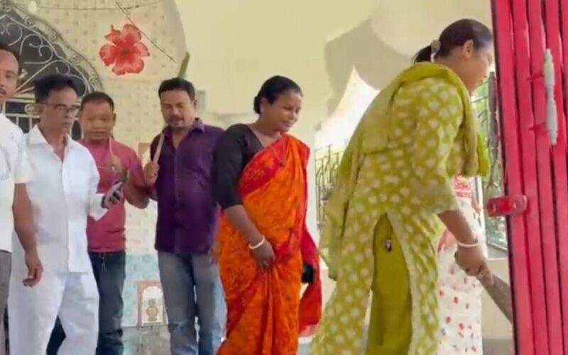 प्रधानमन्त्री मोदीको जन्मदिनमा फुलबारीमा भाजपाले सफाई अभियान सुरु गरिन्; विधायक शिखा चटर्जीले हातमा झाडू लिएर सफा गरिन्