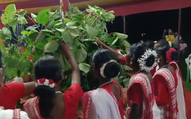 करम पूजाको धुनमा डुबेको आदिवासी समाज, प्रशासनिक अधिकारीहरूले पनि धम्सा-मादलको तालमा नाच गरे