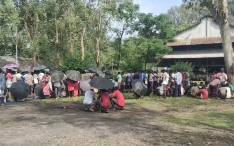 पूजा अगाडि बोनसको माग गर्दै चिया बगानका मजदुरहरूको विरोध, २०% बोनसको माग गर्दै गेट बैठक