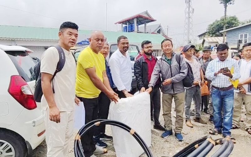 कृषकहरूलाई सामग्रीहरू वितरण