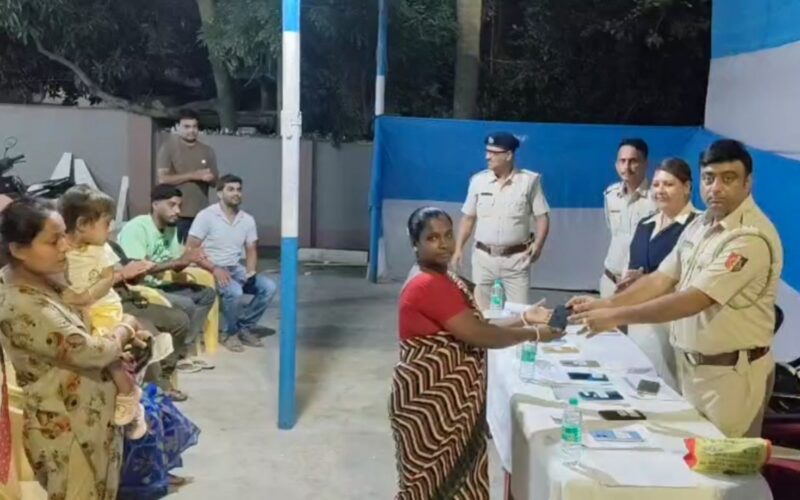 मालदा प्रहरी चौकी प्रहरीले हराएको मुस्कान फिर्ता दियो, २० जनाले आफ्नो हराएको मोबाइल फोन पाए