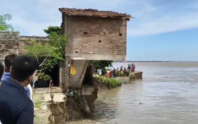 मालदाको शमशेरगञ्जमा फेरि भयानक गंगा कटान, धेरै घरहरू नदीमा डुबे, गाउँलेहरू आतंकित