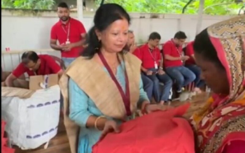 चिया बगानमा महिलाहरूलाई नयाँ लुगा वितरण