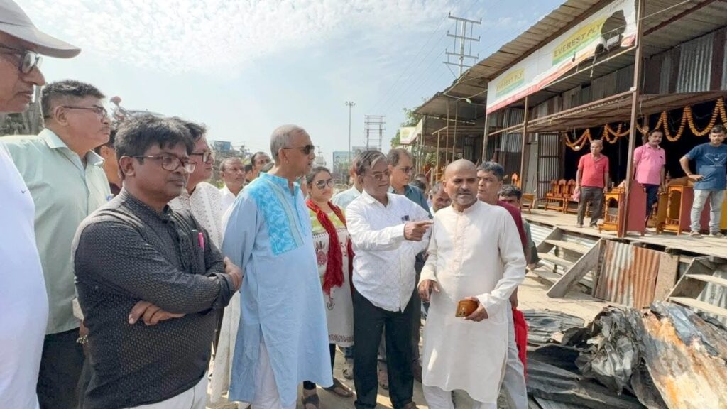 दार्जीलिङ मोड़का आगलागी पीड़ितहरूसमक्ष मेयर गौतम देव