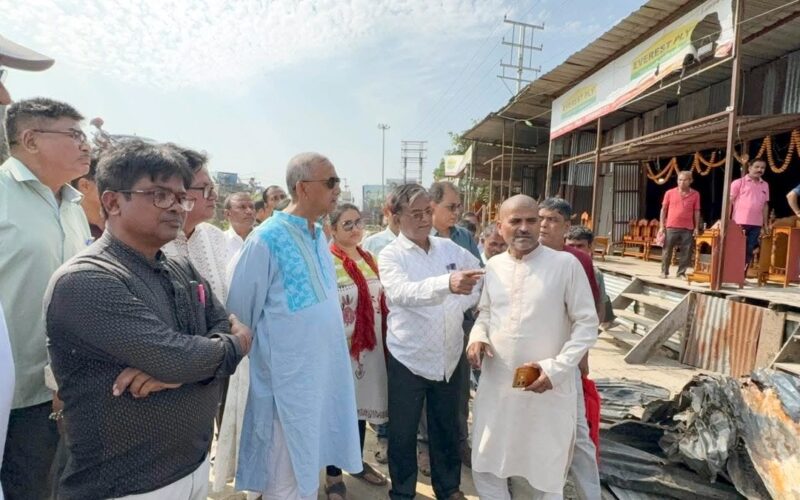 दार्जीलिङ मोड़का आगलागी पीड़ितहरूसमक्ष मेयर गौतम देव