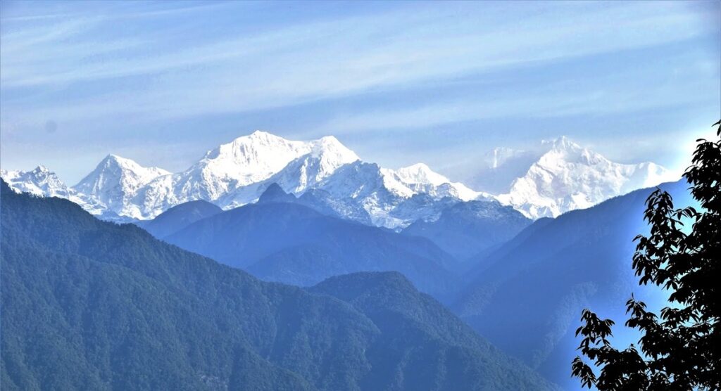 झलमल्ल कञ्चनजङ्घा हेर्न पर्यटकहरू भीड़