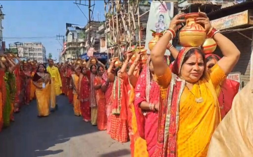 जलपाईगुडीमा १०१ गाग्री पानी बोकेका महिलाहरूको भव्य जुलुस – छठ पूजाको उत्साह चरम सीमामा छ