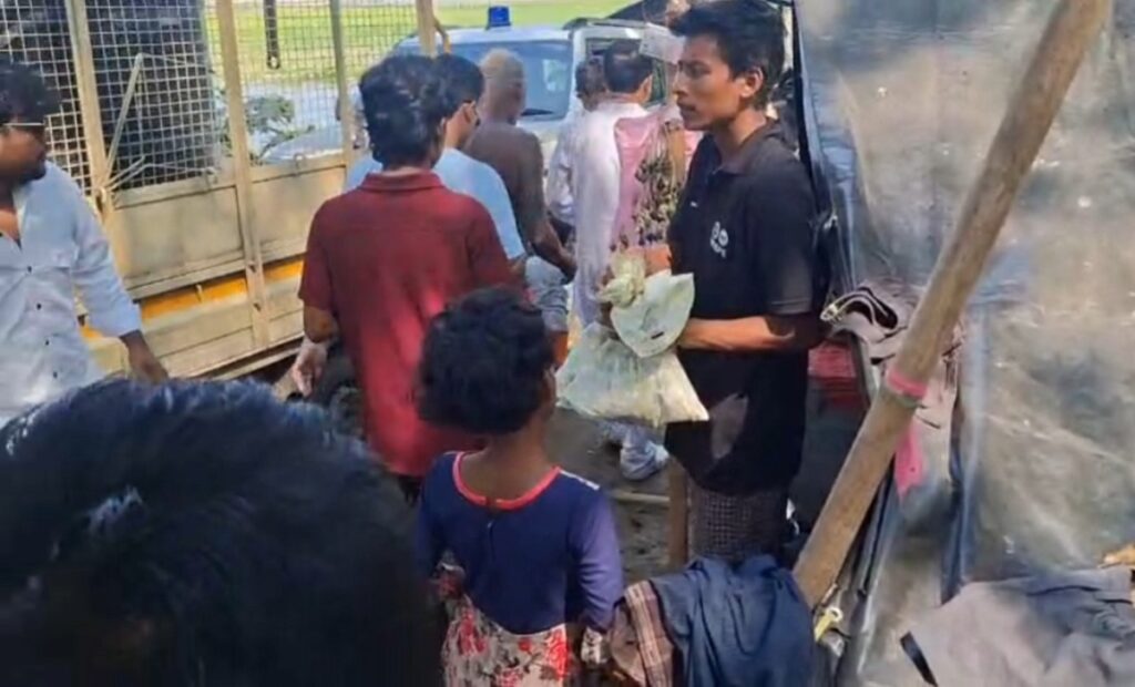 “मानवका लागि मानव” — समाजसेवी दुलाल चन्द्र राय मैनागुडीका बाढी प्रभावित मानिसहरूलाई दिवालीको खुशी बाँड्न र पूजा सामग्री वितरण गर्न आइपुगे